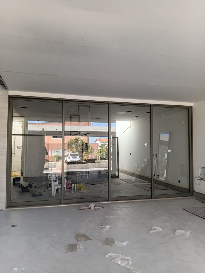 Fachada comercial em vidro temperado e alumínio