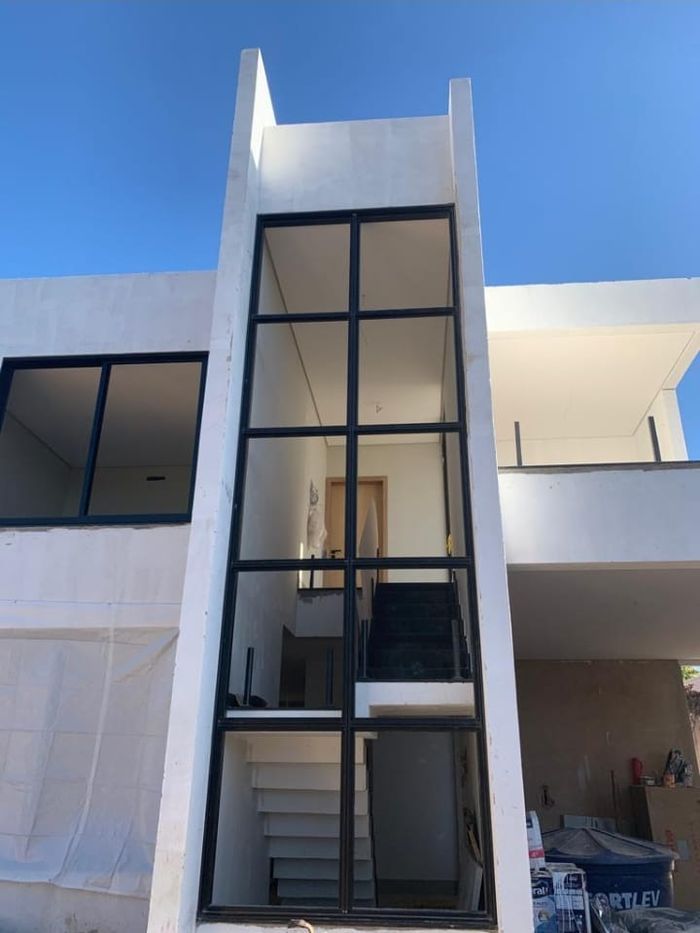 Esquadria sob medida em vão triangular de fachada