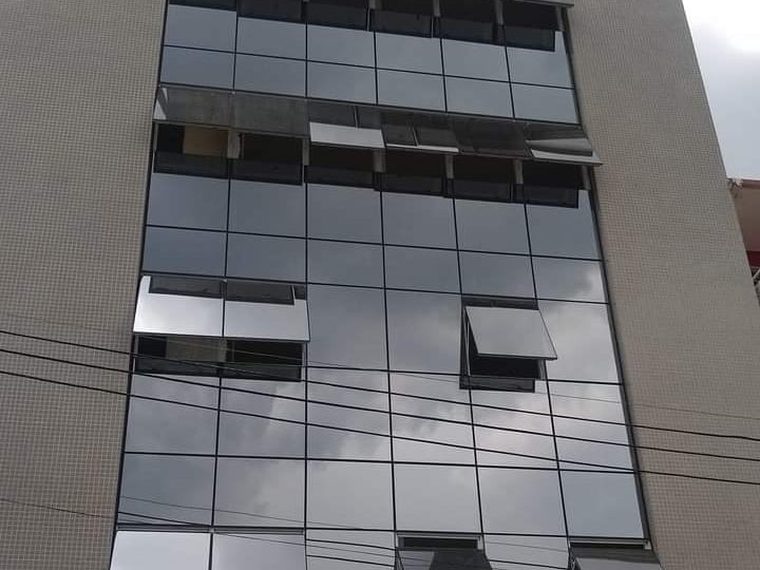 Prédio com fachada em pele de vidro