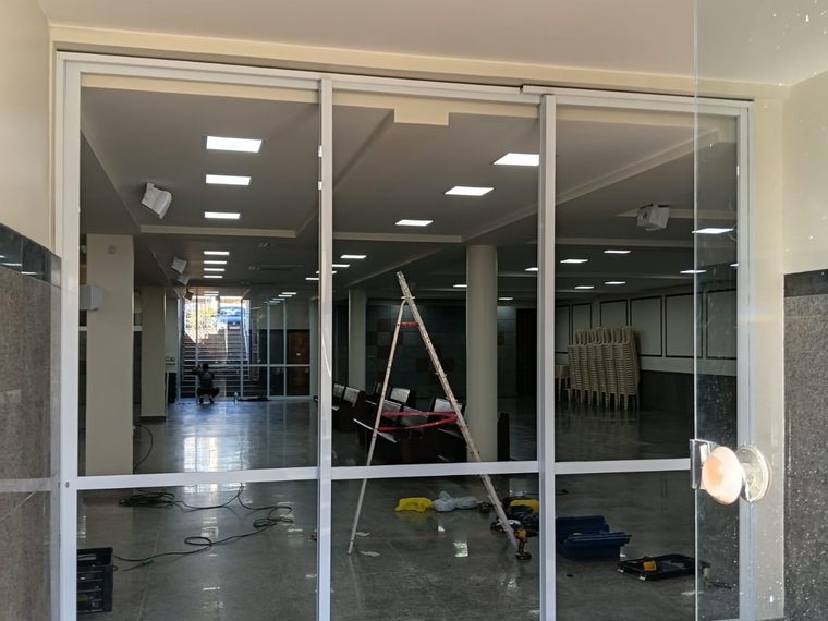 Fachada comercial em vidro temperado com perfil de alumínio